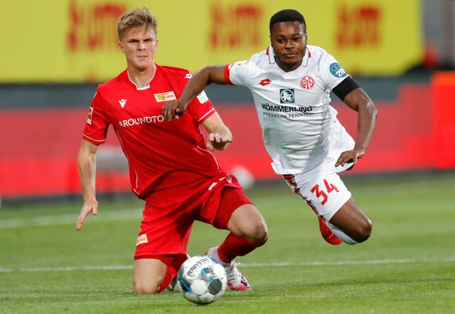 在足球比赛 在足球比赛